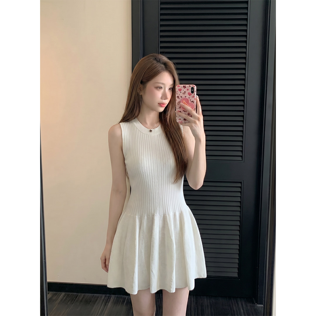 法式高级感气质针织连衣裙女夏季修身百褶短裙白色无袖圆领a字裙