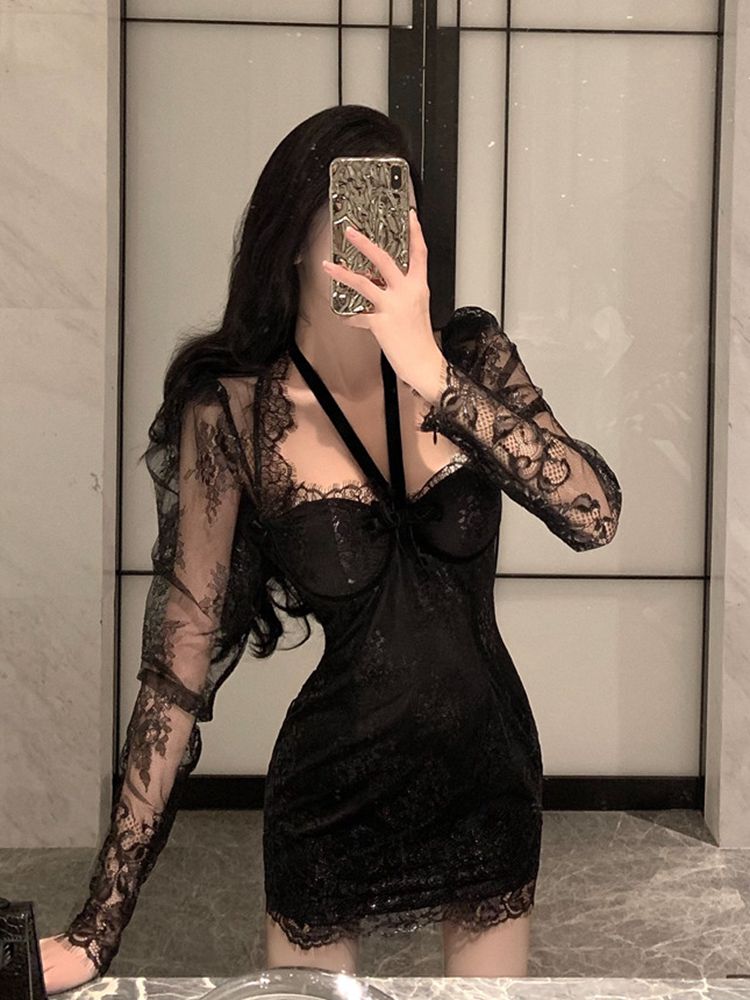 纯欲法式别致挂脖蕾丝连衣裙子女2023新款春夏高级性感包臀小黑裙
