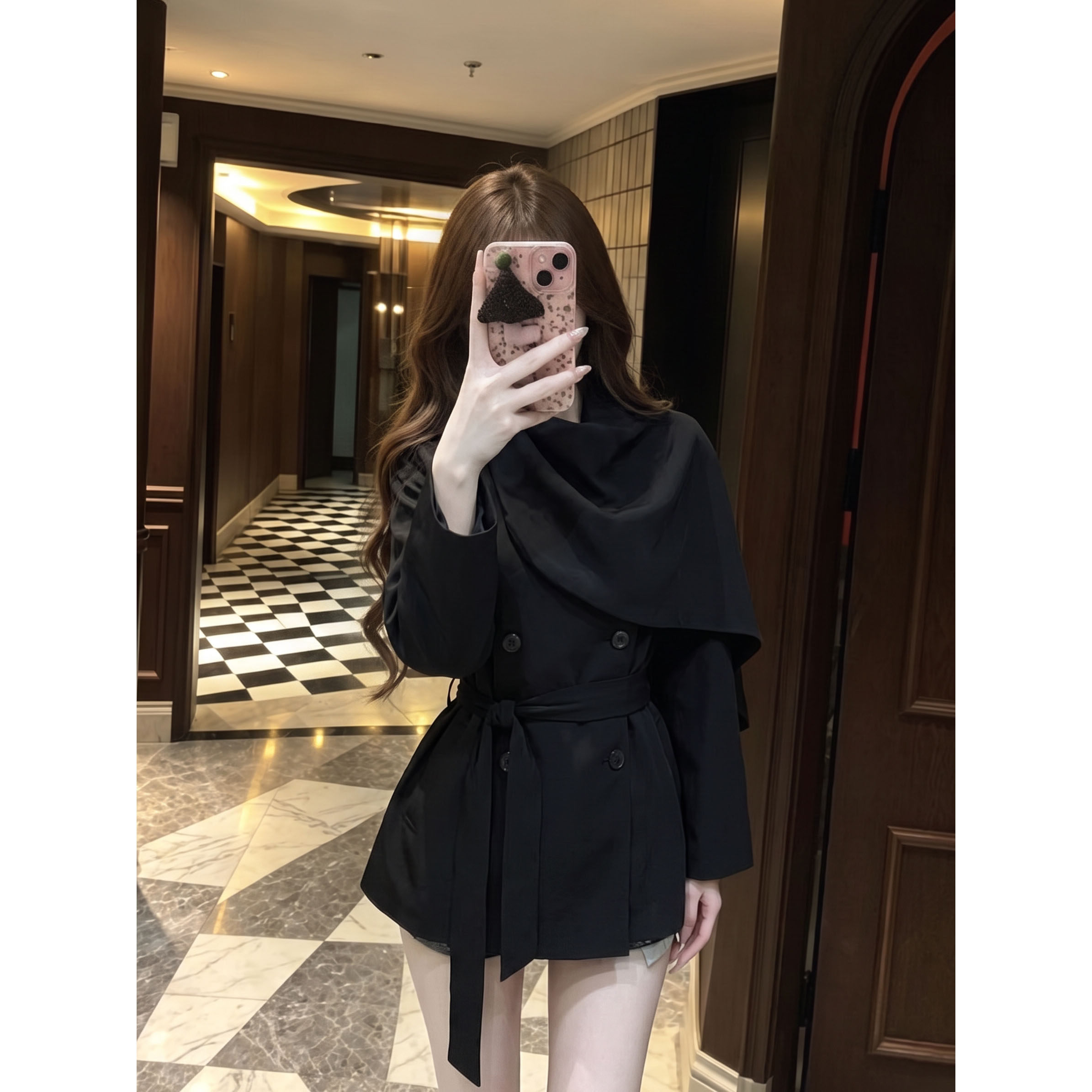 简约风黑色廓形围巾短款风衣女秋季设计感纽扣修身显瘦披肩外套
