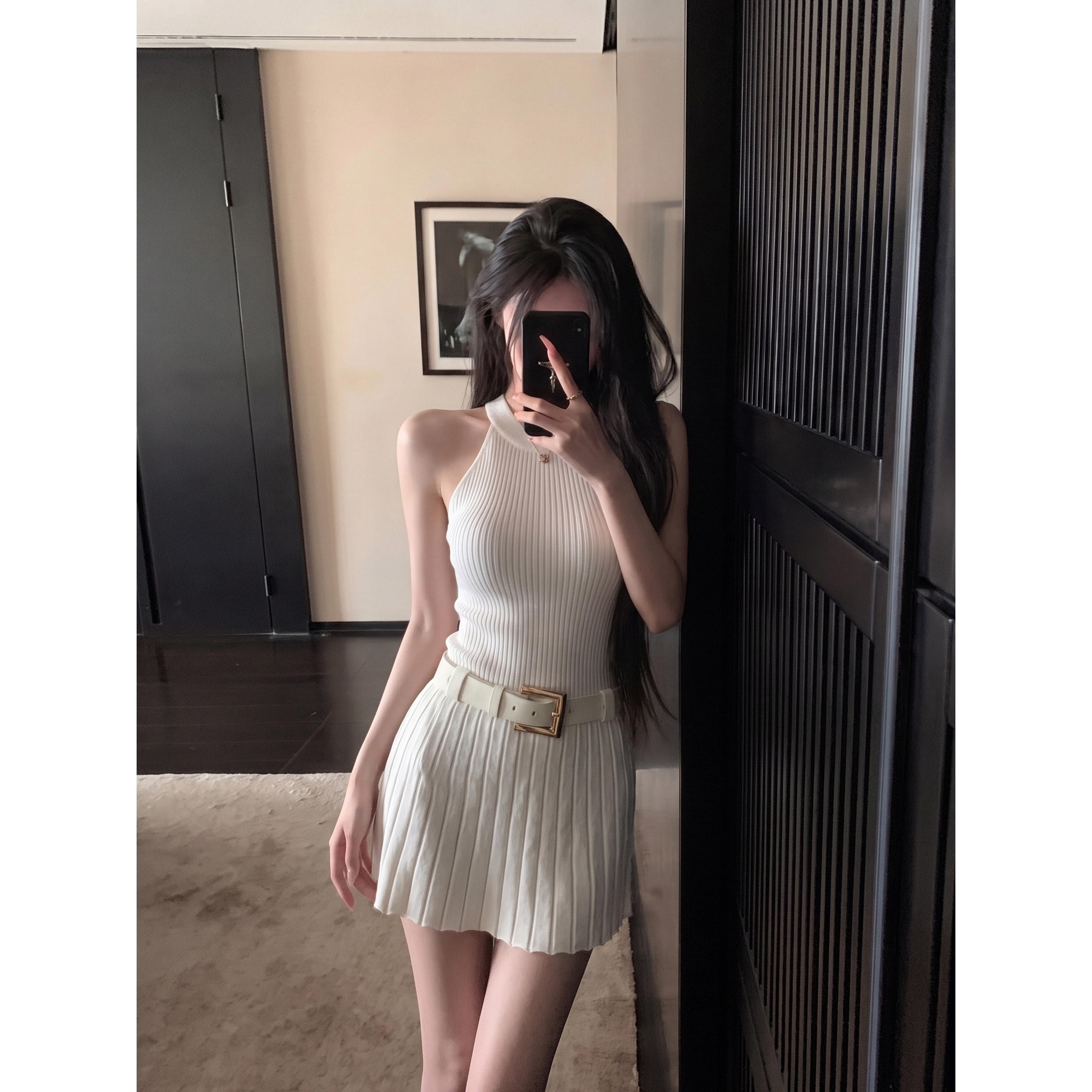 法式白色挂脖针织百褶连衣裙女夏图片