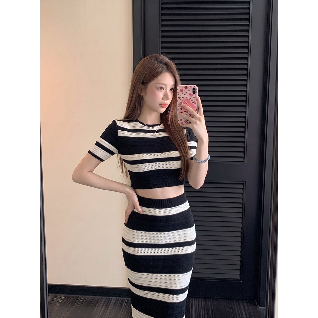 韩系轻熟风蓝白条纹针织衫上衣女早秋新款高级感露肚脐高腰包臀裙