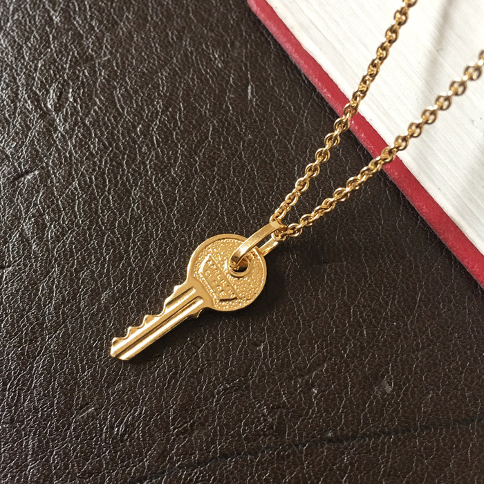 fenny18k金复古小钥匙挂坠女素金精致时尚可搭配项链手链佩戴