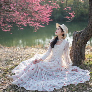 理想三旬女装法式复古田园风米白色碎花蕾丝拼接大裙摆连衣裙长