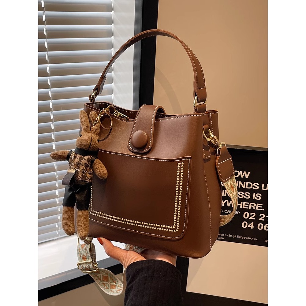 包包女2025秋冬新款高级质感时尚设计斜挎包复古手提水桶包