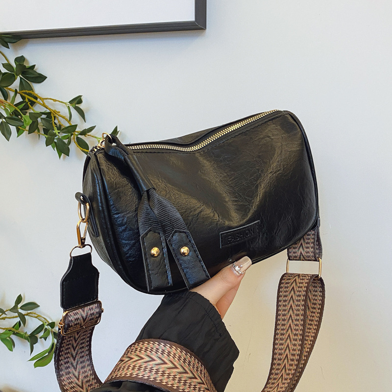 波士顿包包女新款高级法棍单肩包今年流行宽带斜跨小枕头