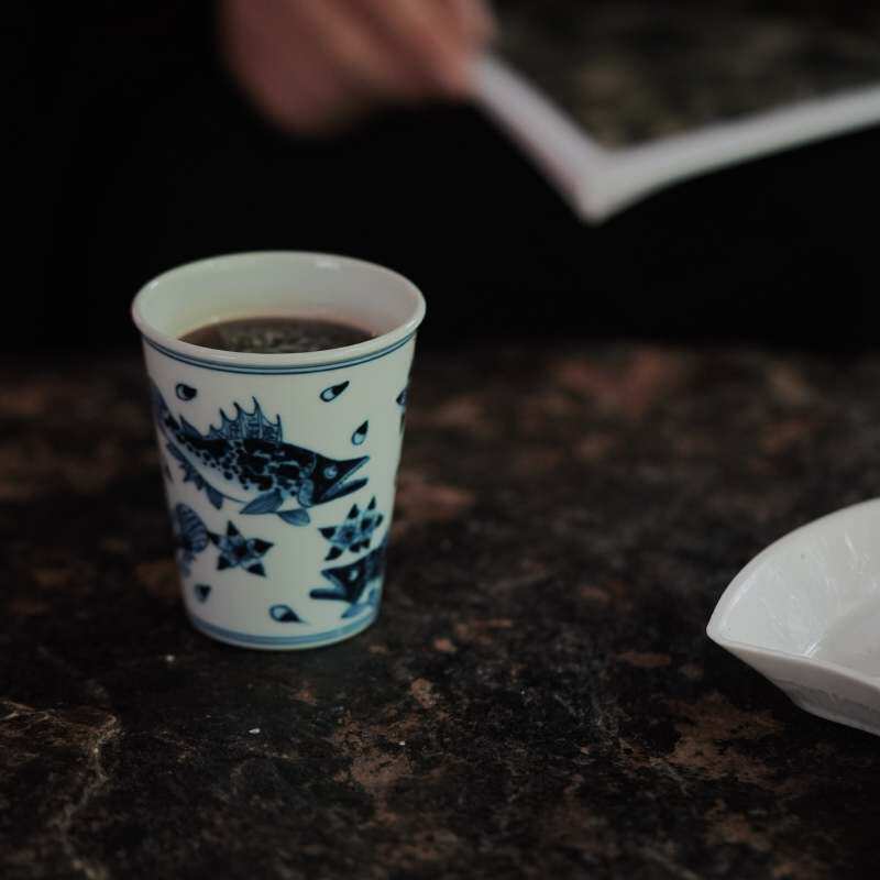 弥云斋逐欢手绘青花釉下彩青花鳜鱼纹mini可乐杯茶杯主人杯牛皮隔