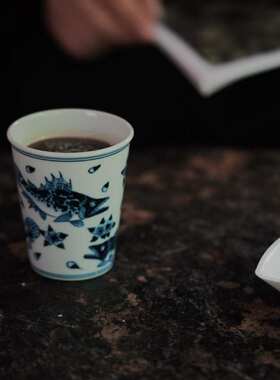 弥云斋手绘青花釉下彩青花茶杯