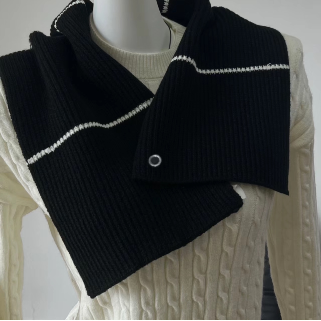 黎夫人你好这是黎先生落在我们店的黑白条纹休闲百搭围脖围巾