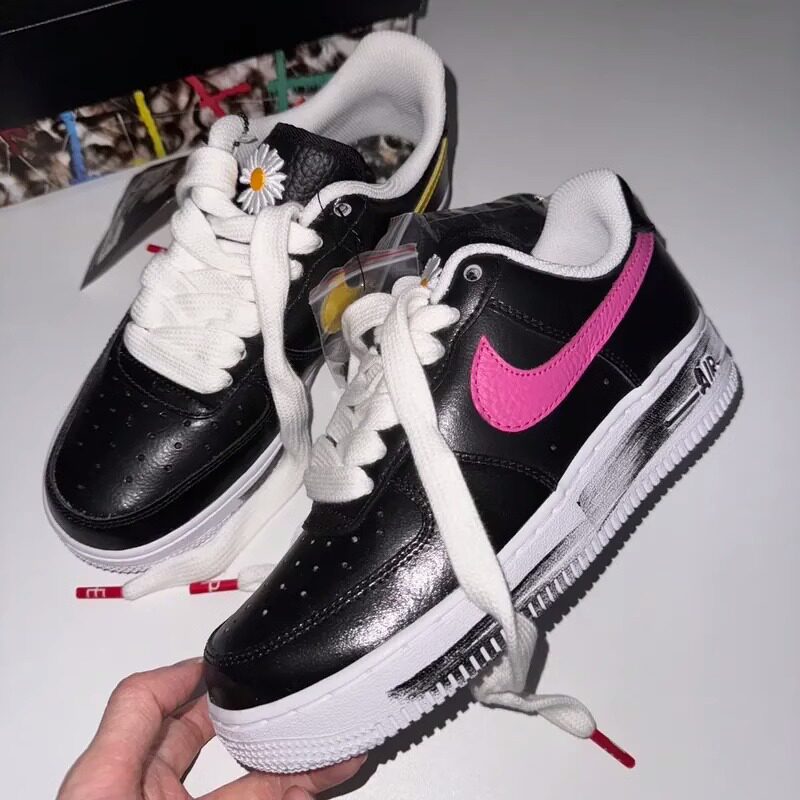 耐克Nike联名款权志龙休闲板鞋图片