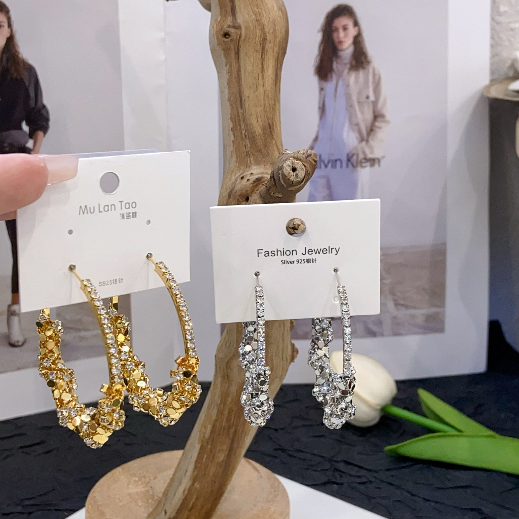 2024张扬御姐搭配镶钻闪闪圆形卡圈耳环气质百搭个性耳饰