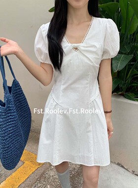 FST法式V领扭结连衣裙女设计感2026夏季新款褶皱收腰泡泡袖短裙子
