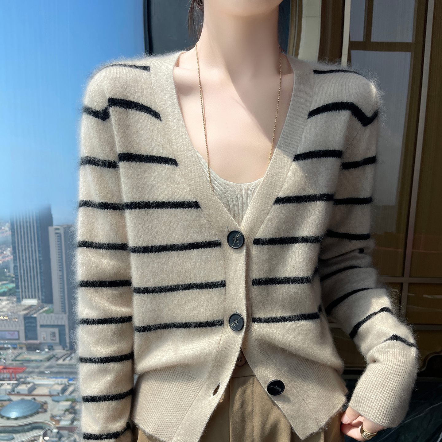 山羊绒开衫女V领条纹拼色大扣