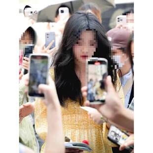 长期现货2025春卢昱晓明星同款黄色碎花喇叭袖V领连衣裙女假长裙