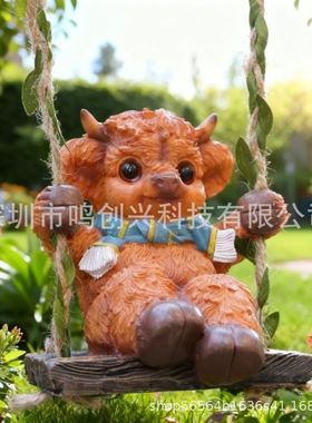 摇摆高地牛雕像秋千牛牛挂件精致花园和草坪装饰品户外或家居装饰