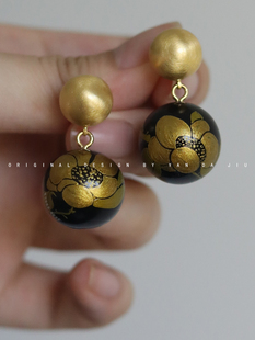 颜大玖·《玉茗》原创大漆描金工艺手绘花卉球球耳环手作木胎漆器