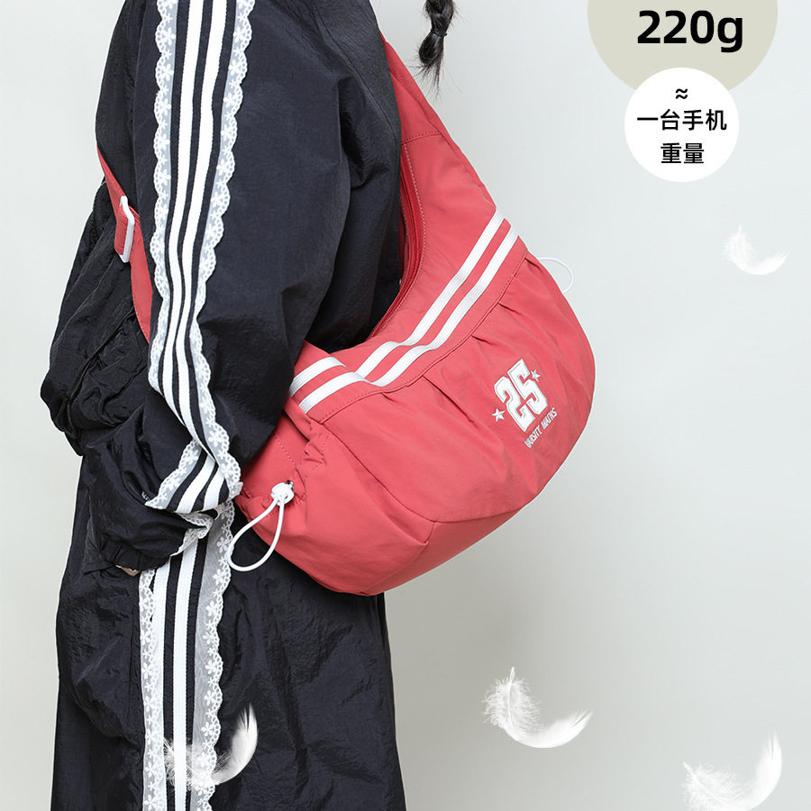 EHOOO美式运动风饺子包女斜挎包大容量轻便51.7元