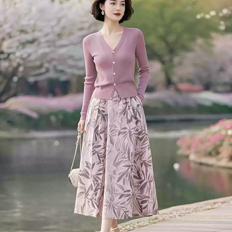 初春穿搭一整套时尚漂亮独特气质粉紫色针织开衫碎花半身裙套装女