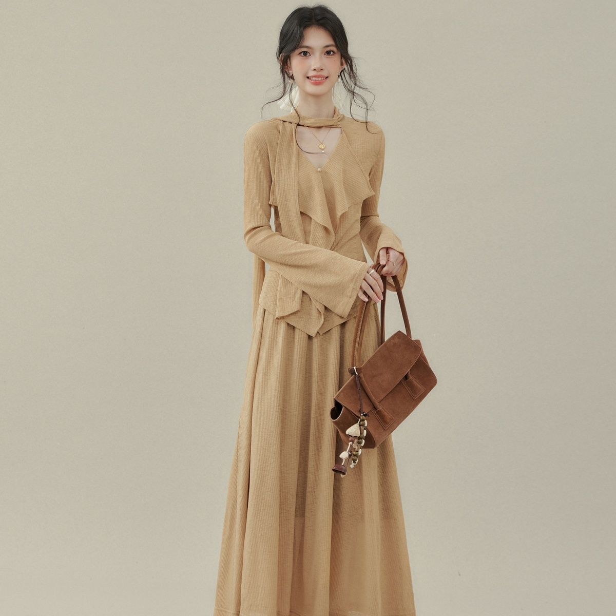 巨好看的两件套秋季飘带上衣长袖T恤女新款半身裙两件套装