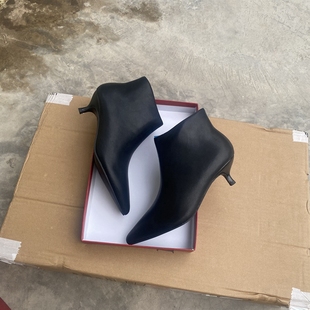 黑色真皮靴子女4cm小跟鞋猫跟马丁靴尖头细跟短靴女士春秋裸靴潮