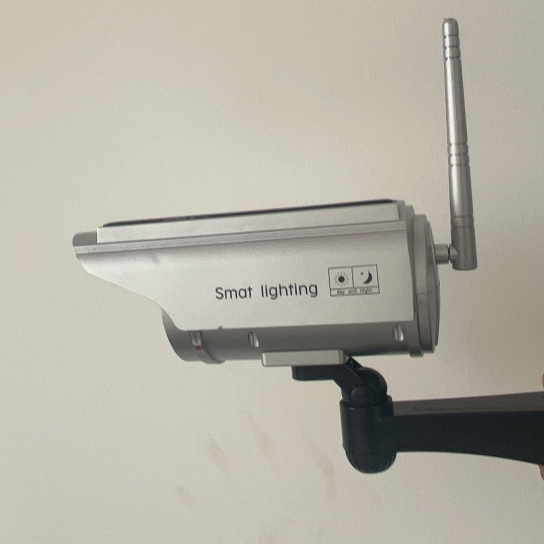 (热销产品）智能语音人体感应太阳能充电仿真监控摄像头庭院灯