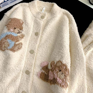 冬季甜美圆领卡通保暖珊瑚绒睡衣女款可爱休闲简约加厚家居服套装