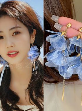 白鹿同款蓝色花瓣耳饰2026新款高级感独特漂亮少女粉巨好看度假风