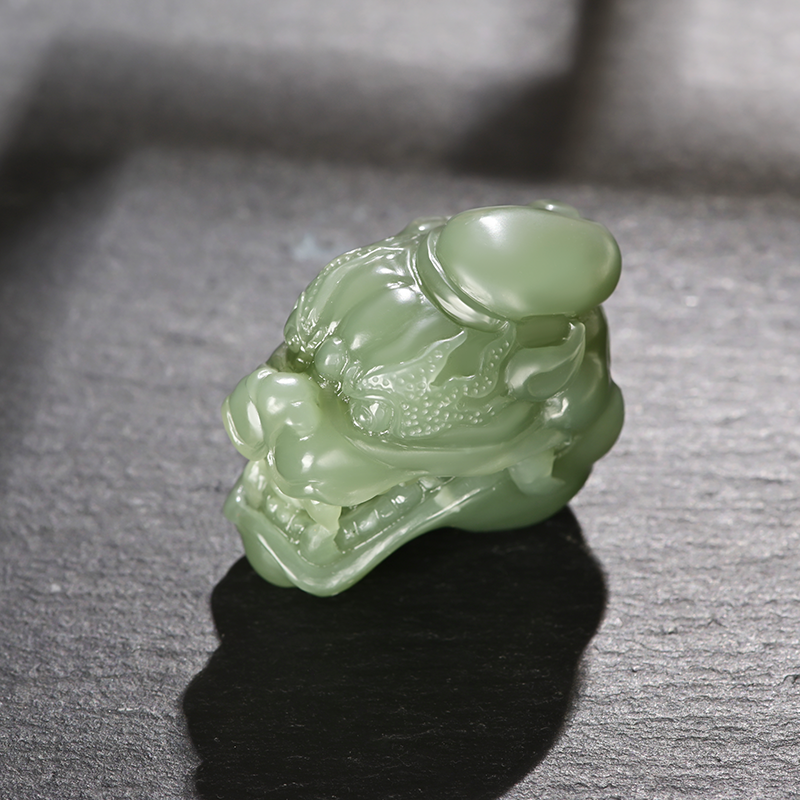 和田玉手工雕刻龙把玩件腰佩青海料沾色巧雕龙头风调雨顺玉佩玉坠