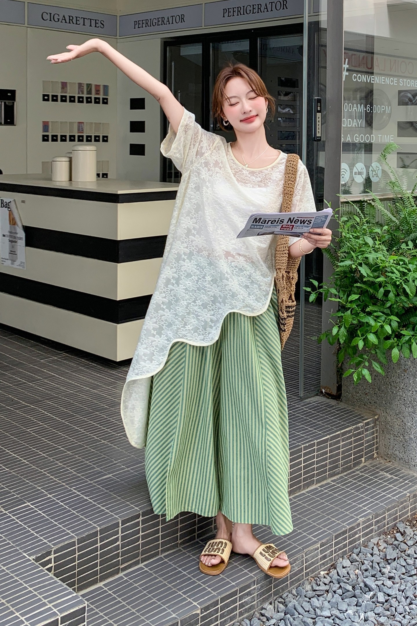 不规则设计感蕾丝上衣套装女夏新款温柔休闲显瘦条纹阔腿裤两件套图片