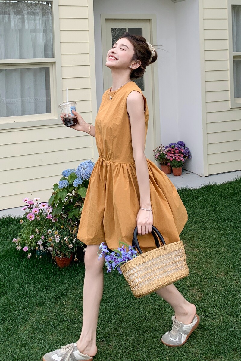 橘色高级感无袖背心连衣裙女2025夏季新款温柔风甜美减龄花苞短裙图片