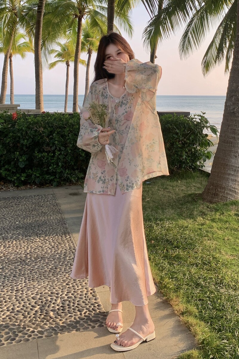 粉色连衣裙套装女2025夏季新款度假风设计感印花小衫吊带裙两件套图片