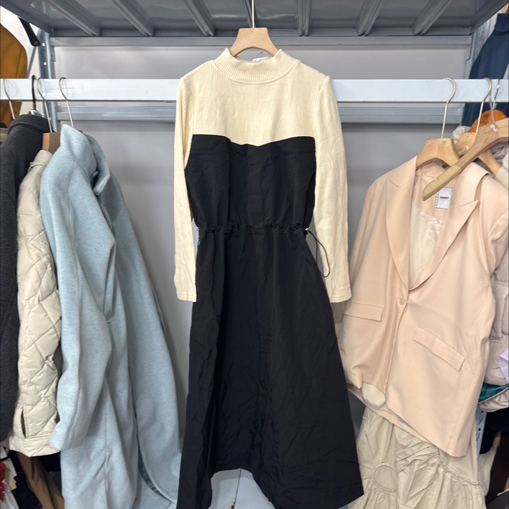 ur家新款连衣裙胸围96/104，腰围自己调解，f码8990日元