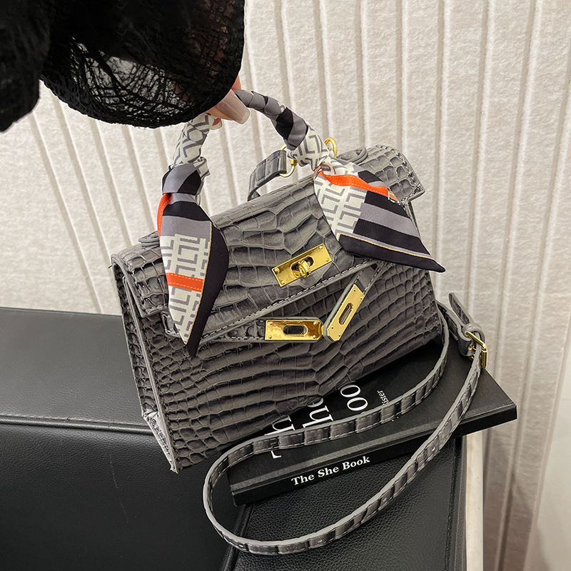Clean Knоck手提包包女百搭2025新款时尚质感斜挎包鳄鱼纹凯莉包