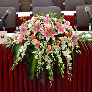 签到台花圆桌花会议商务胸花用花主持下垂演讲台花郑州实体鲜花店