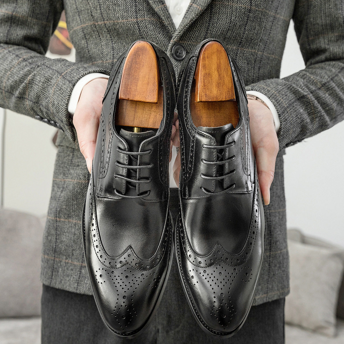 BROGUE LEATHER SHOES MENS CARVED BRITISH BUSINESS FORMAL WEAR WEDDING GROOM SHOES POINTED TOE LEATHER MENS SHOES HIGH-QUALITY BROWN