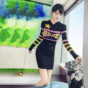 型色缤纷针织连衣裙秋冬新款时尚连帽字母印花短款内搭包臀裙