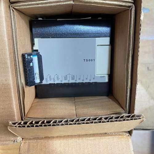 欧姆龙扩展模块，型号CPM1A-TS001，实物图，数量三个