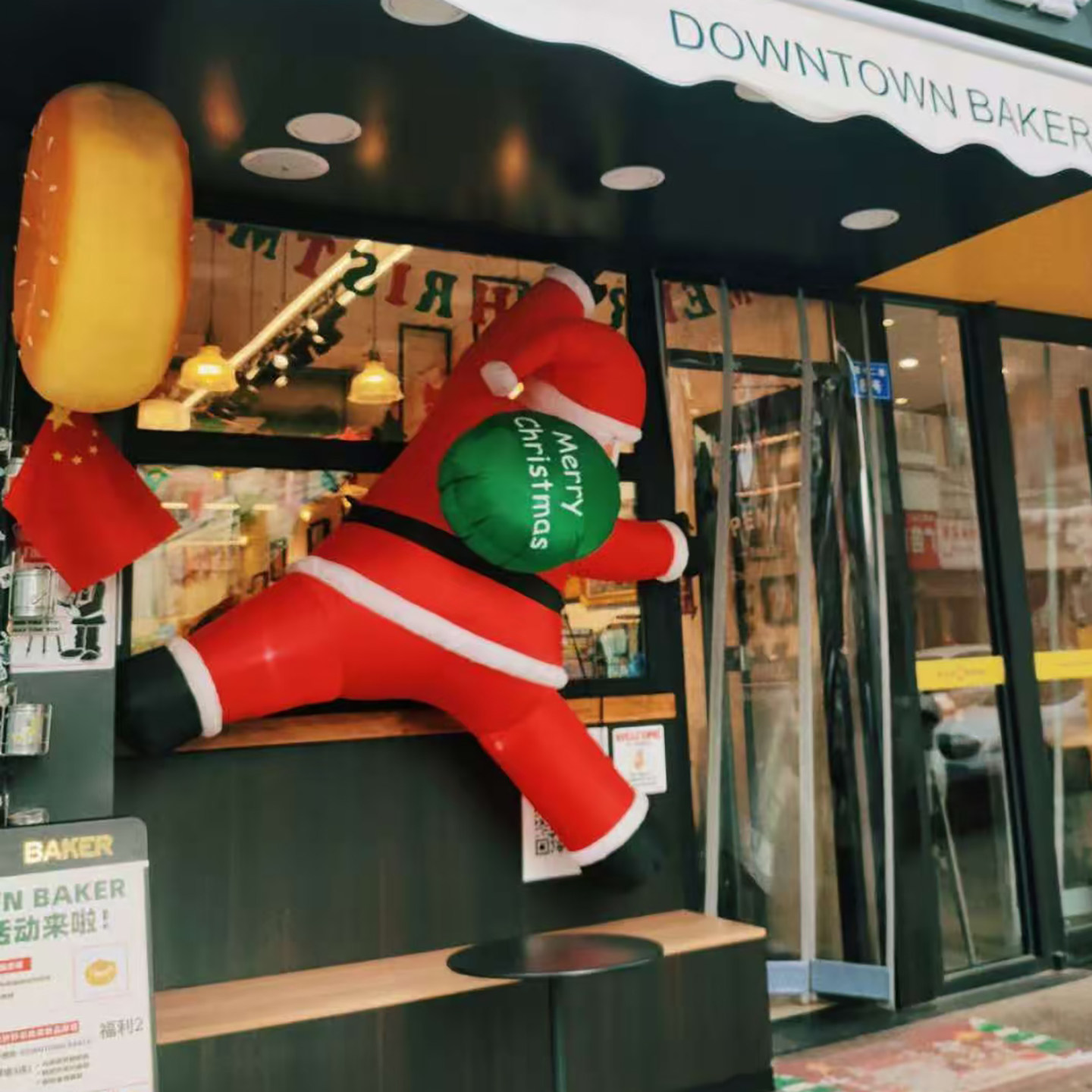 圣诞节装饰品充气圣诞老人爬窗发光气模店铺氛围场景布置拍照道具