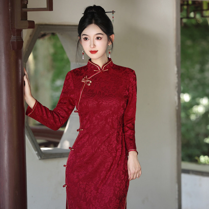新娘2025秋新款改良长款新中式旗袍枣红订婚敬酒服回门修身连衣裙