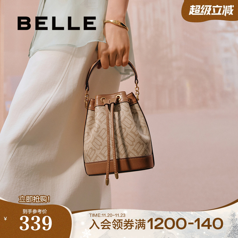 百丽包包女复古单肩斜挎手提通勤休闲手拎老花小包水桶包X7232AX5