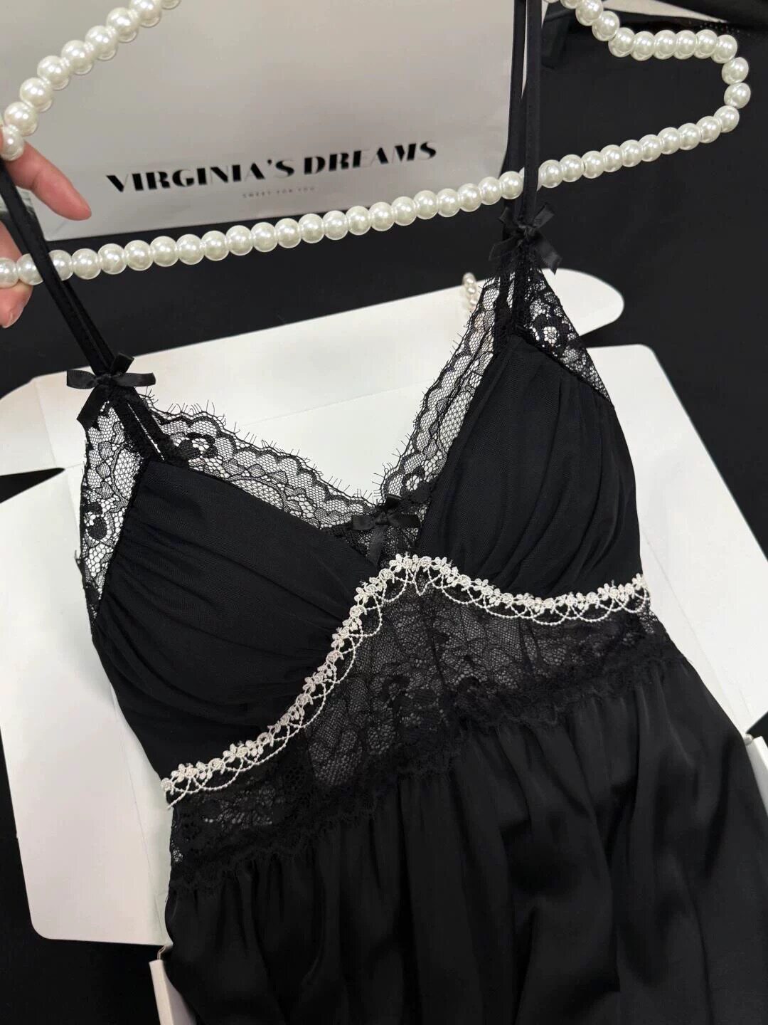 黑月光媚影冰丝睡裙性感带胸垫新款吊带女士蕾丝美背黑色高级睡衣