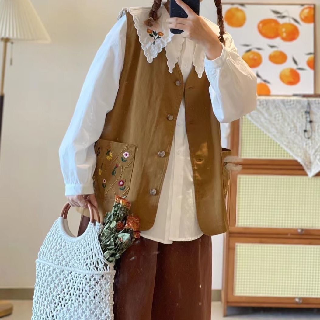 胖mm300斤特大码女装秋装新复古宽松显瘦减龄双口袋绣花马甲潮