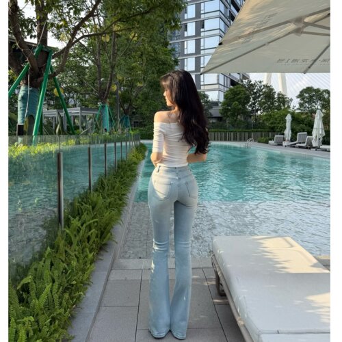 花（三三）同款氧气美女夏季新品丰胯中腰浅蓝色修身微喇叭牛仔裤