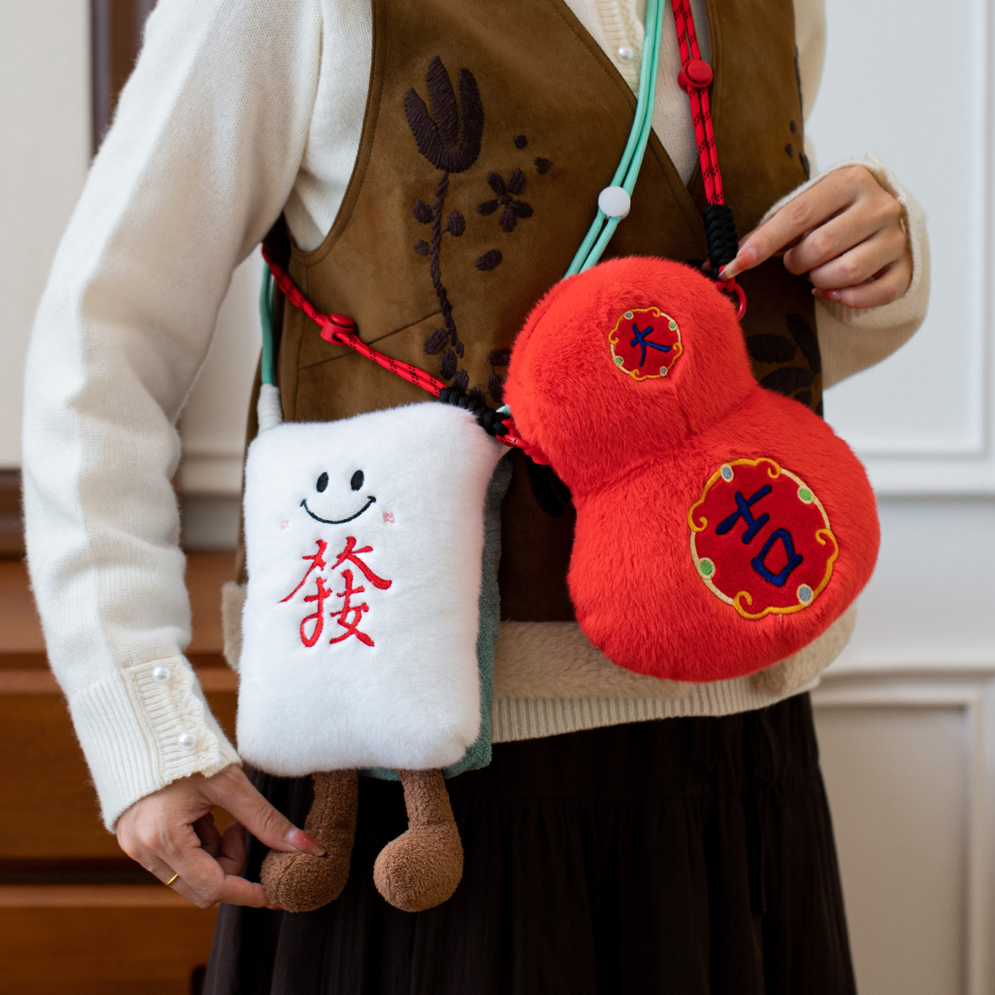 创意麻将毛绒手提包包2026新款可爱玩偶斜挎小包挂件儿童背包礼物,节庆用品/礼品,挂饰/生肖挂饰,淘宝优惠券,粉丝福利购,淘宝优惠卷