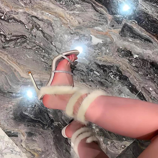 蛇形缠绕毛毛一字带露趾凉鞋女夏rc细跟性感水钻白色高跟鞋仙女风
