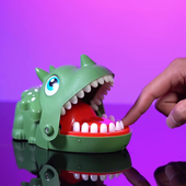 儿童整蛊解压玩具 恐龙手指游戏 送人生日礼物 三角龙 会咬手指