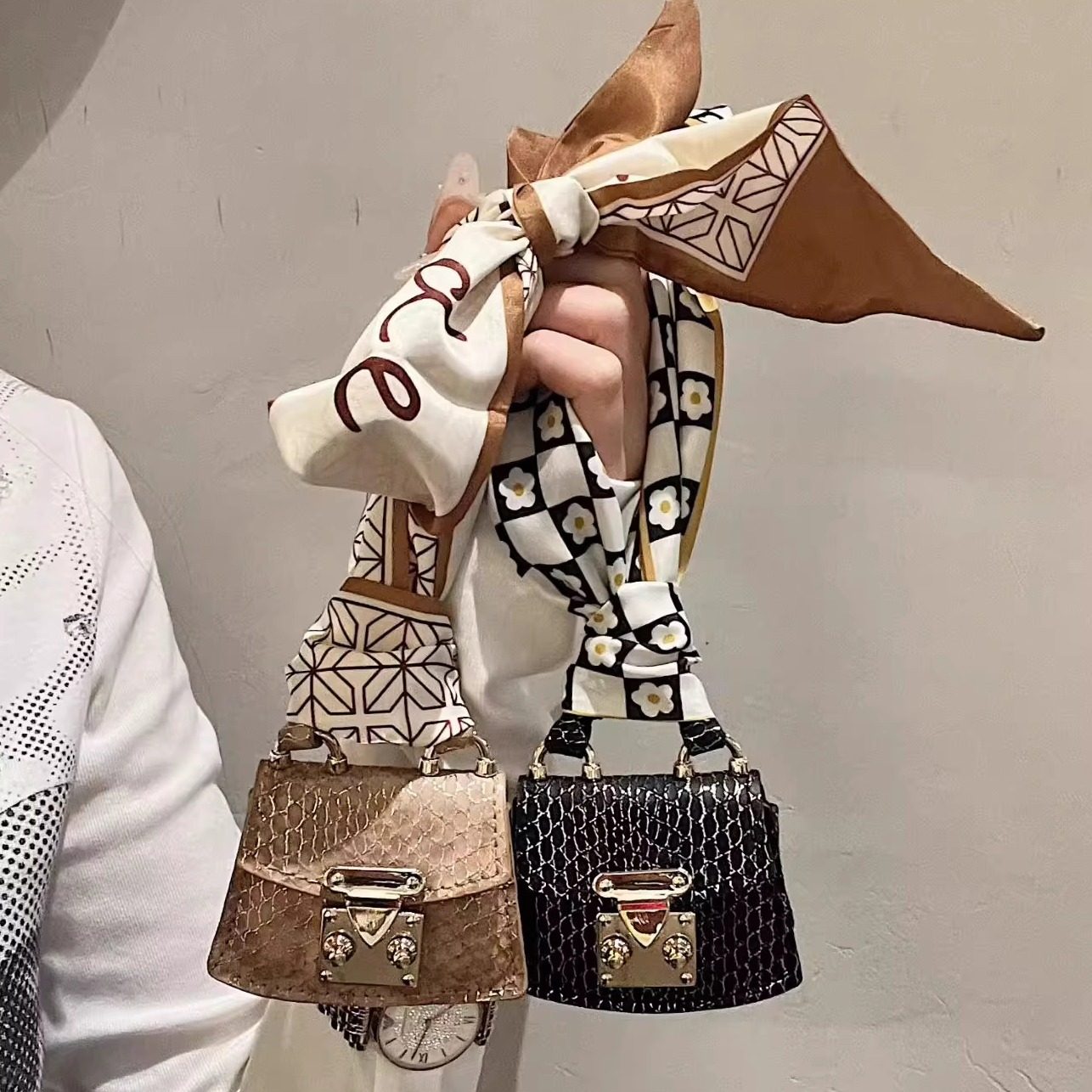 复古百搭丝巾迷你包适用苹果耳机包AirPodspro3保护套皮质