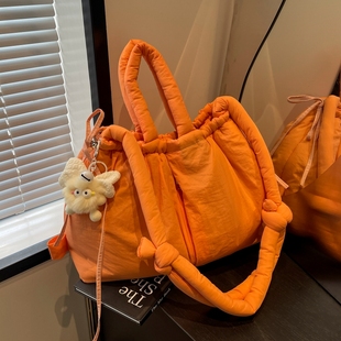 软绵绵羽绒棉服包包女2025春夏新款 大容量尼龙布袋单肩斜挎托特包