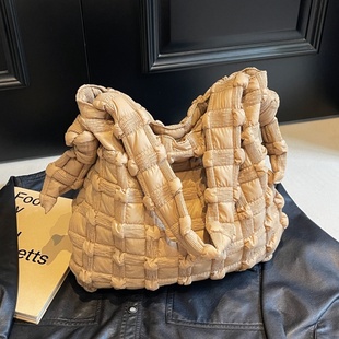 秋冬斜挎大包包女2025新款 大容量羽绒棉服包慵懒风通勤单肩托特包