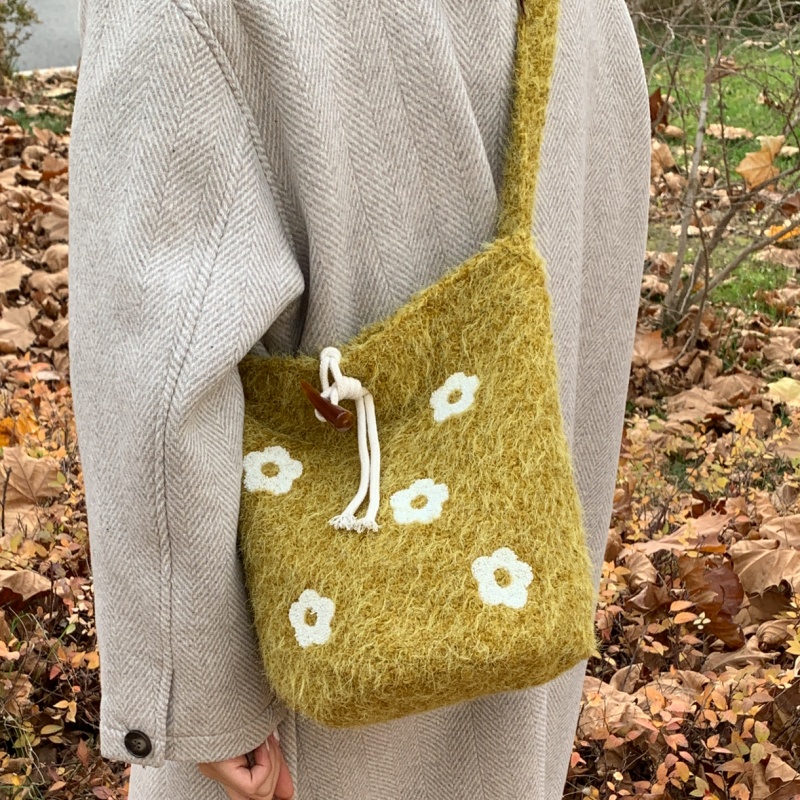 毛呢水桶包大容量刺绣花朵斜挎包