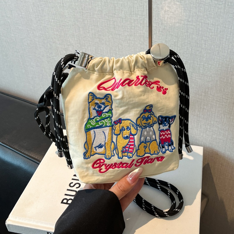 可爱刺绣卡通小包包女夏天轻便尼龙布袋水桶包小众百搭斜挎手机包